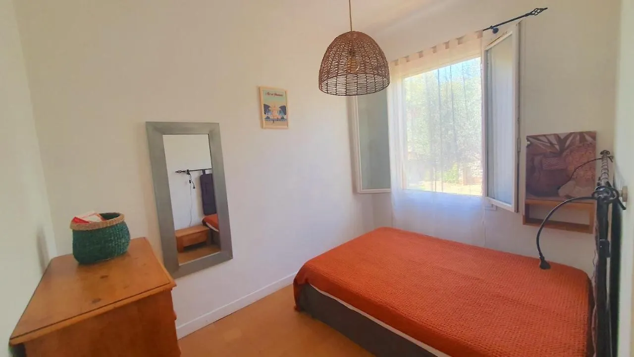 T3 avec jardin dans Villa Rocaille Cassis 0*,